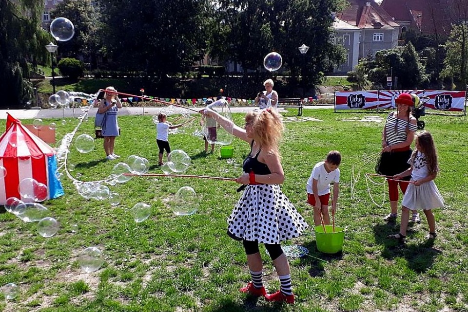 W ramach festiwalu najmłodsi mogą nauczyć się m.in. puszczać ogromne bańki mydlane i chodzić po linie. Fot. Kamila Zroślak