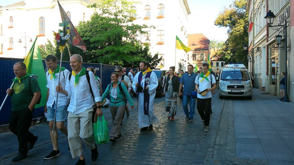 Pielgrzymi wyruszyli na Jasną Górę spod bydgoskiej katedry, by pokonać w marszu 320 kilometrów. Fot. Damian Klich