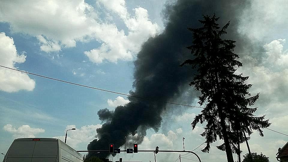 Dym nad płonącym składowiskiem w Głogowie widoczny był z daleka. Fot. Michał Zaręba