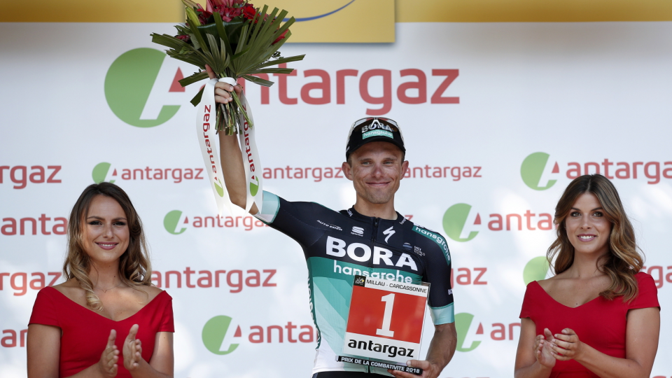 Na środkowym planie zdjęcia Rafał Majka, najbardziej waleczny kolarz 15. etapu Tour de France 2018. Fot. PAP/EPA/YOAN VALAT