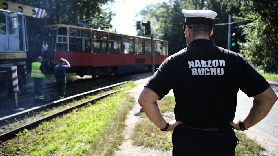 Jedna osoba jest ranna po zderzeniu samochodu osobowego i tramwaju w Bydgoszczy. Fot. PAP/Tytus Żmijewski
