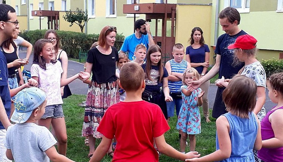 Do końca wakacji zagraniczni goście bawić będą dzieci na kilkunastu podwórkach w Bydgoszczy. Fot. Kamila Zroślak