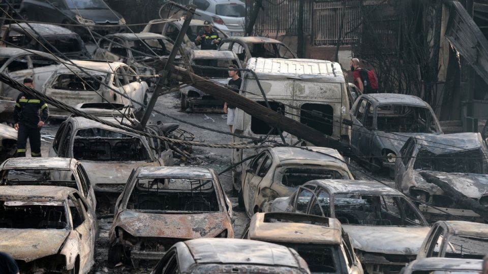 Miejscowość Mati została prawie całkowicie zniszczona. Spłonęło tam około tysiąca domów i 300 samochodów/fot. PAP/EPA/PANTELIS SAITAS