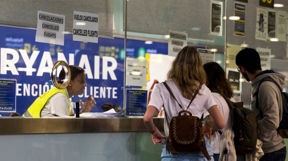 Personel kabinowy irlandzkich tanich linii lotniczych Ryanair rozpoczął w środę dwudniowy strajk, w wyniku którego odwołano w Europie 600 lotów. Fot. PAP/EPA