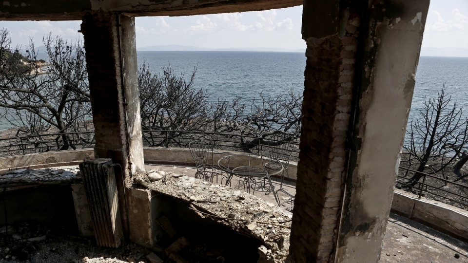 Ogień zniszczył w Grecji wiele budynków i wymusił ewakuację kilku miejscowości. Na zdjęciu: jeden z wielu spalonych domów/fot. PAP/EPA/YANNIS KOLESIDIS