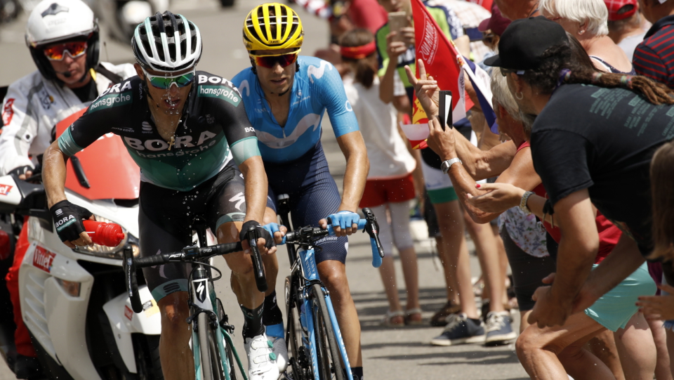 Na pierwszym planie zdjęcia Rafał Majka podczas 19. etapu Tour de France 2018. Fot. PAP/EPA/YOAN VALAT