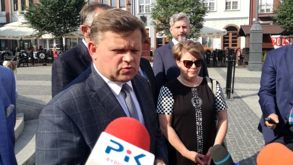 Konferencja prasowa z udziałem wiceministra Wojciecha Skurkiewicza odbyła się przy pomniku Żołnierza Polskiego w Grudziądzu. Fot. Marcin Doliński