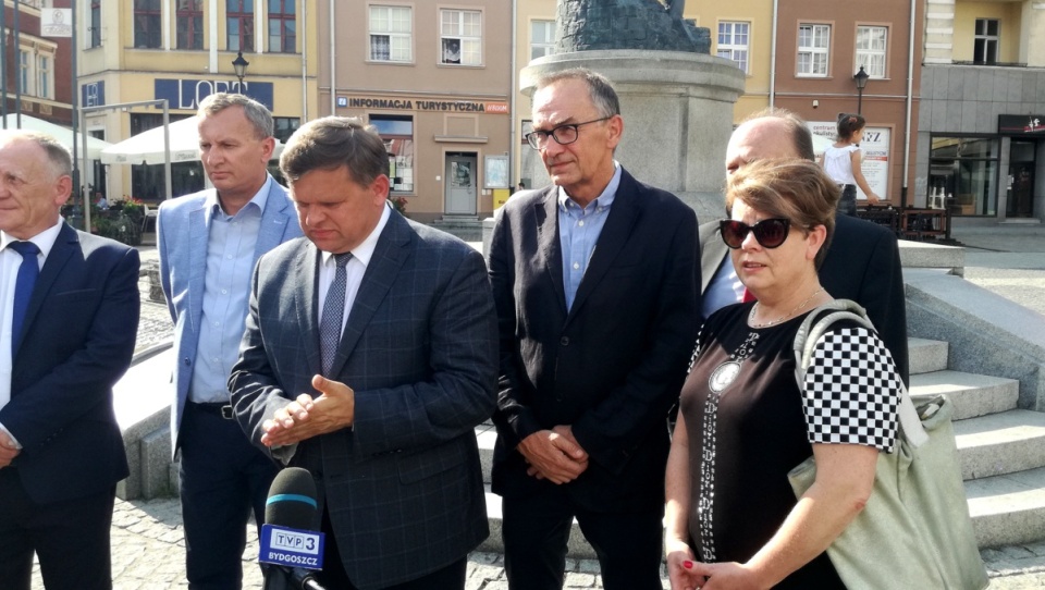 Konferencja prasowa z udziałem wiceministra Wojciecha Skurkiewicza odbyła się przy pomniku Żołnierza Polskiego w Grudziądzu. Fot. Marcin Doliński