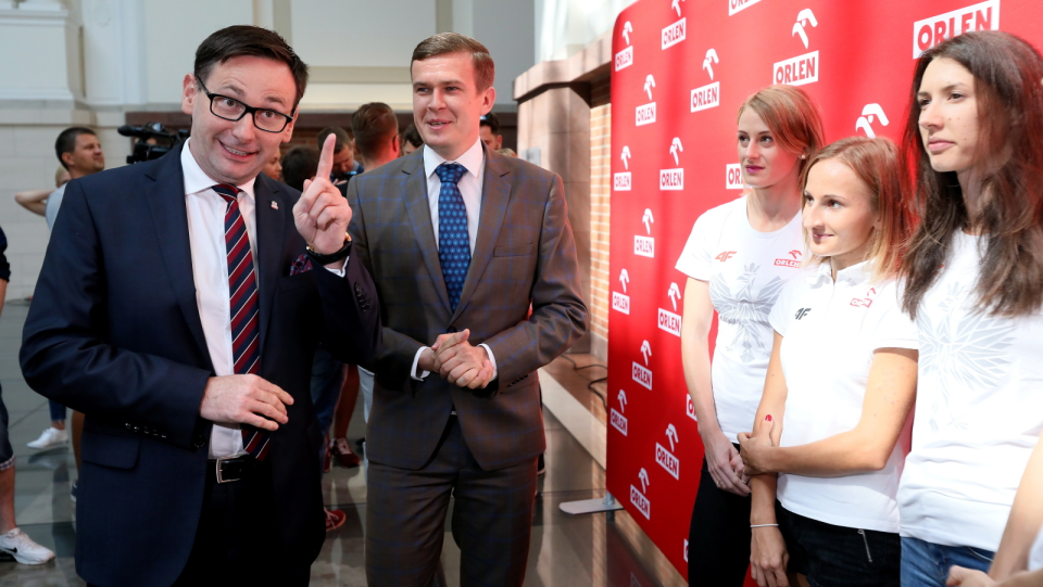 Minister sportu i turystyki Witold Bańka (2L) i prezes PKN Orlen Daniel Obajtek (L) podczas prezentacji zawodników Grupy Sportowej ORLEN. Fot. PAP/Leszek Szymański