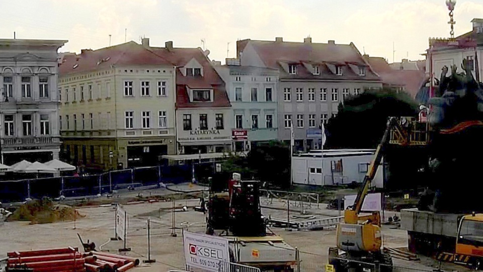 Przenosiny Pomnika Walki i Męczeństwa na Starym Rynku w Bydgoszczy. Fot. bydgoszcz.webcamera.pl