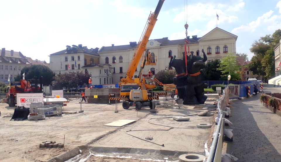 Pomnik w miejscu tymczasowym, po lewej stary cokół, po prawej nowy. Fot. Kamilza Zroślak