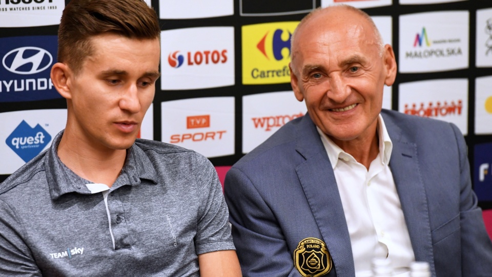 Dyrektor Tour de Pologne Czesław Lang (z prawej) i kolarz Michał Kwiatkowski podczas konferencji prasowej w Krakowie. W sobotę rozpoczyna się wyścig kolarski Tour de Pologne. Fot. PAP/Stanisław Rozpędzik