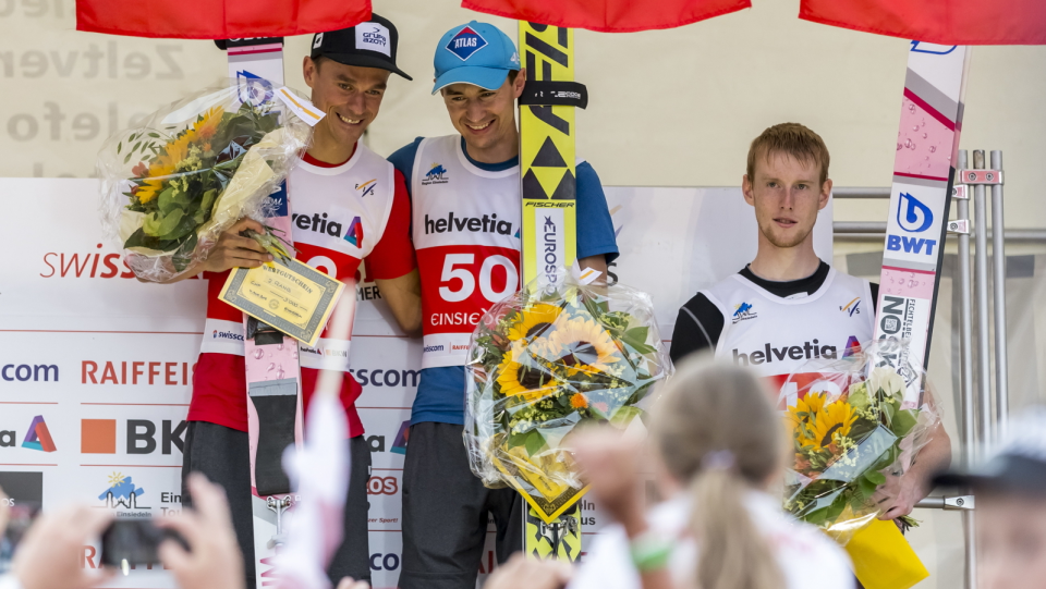 Na zdjęciu od lewej Piotr Żyła i Kamil Stoch, triumfatorzy konkursu LGP 2018 w Einsiedeln. Fot. PAP/EPA/Thomas Hodel