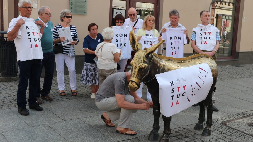 Grupa przeszła przez Toruń, wieszając transparenty i ubierając w koszulki popularne toruńskie figury/fot. Wiktor Strumnik