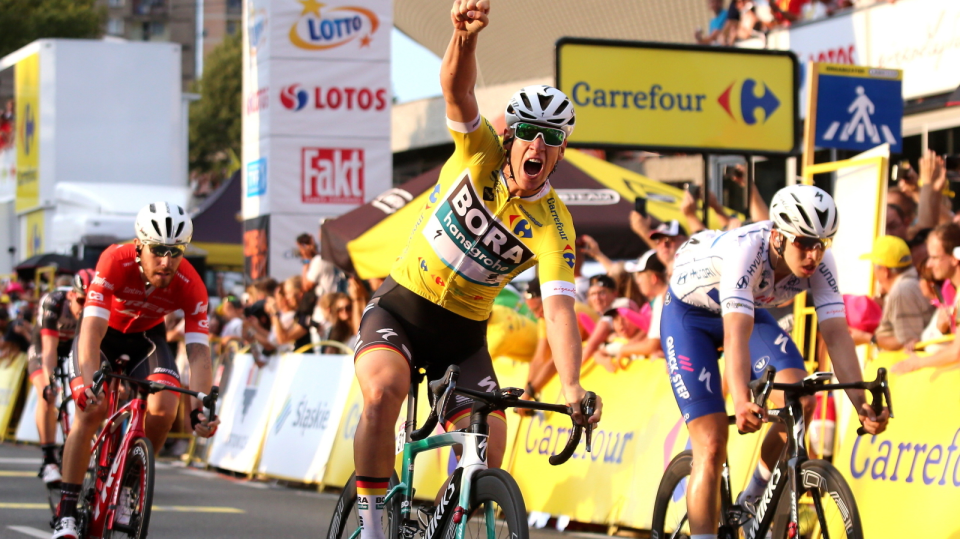 Na pierwszym planie zdjęcia Pascal Ackermann, triumfator 2. etapu Tour de Pologne 2018. Fot. PAP/Andrzej Grygiel