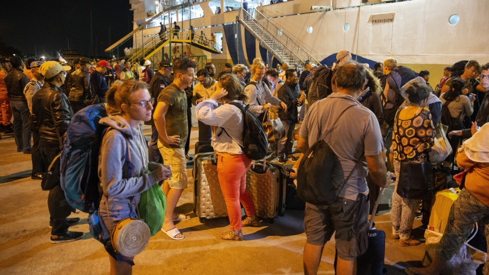 Turyści, którzy zostali ewakuowani z wyspy Gili na wyspie Lombok po trzęsieniu ziemi, przybywają do portu Benoa na Bali w Indonezji. Fot. PAP/EPA/MADE NAGI