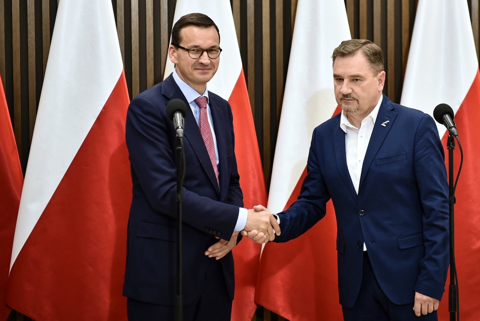 Premier Mateusz Morawiecki (L) oraz przewodniczący NSZZ "Solidarność" Piotr Duda podczas konferencji prasowej po nadzwyczajnym spotkaniu Komisji Krajowej NSZZ "Solidarność". Fot. PAP/Marcin Gadomski