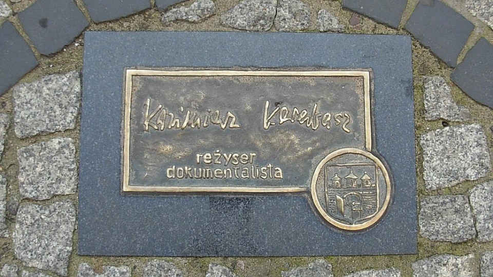 Kazimierz Karabasz miał swoją tabliczkę w Bydgoskiej Alei Autografów na ul. Długiej. Fot. Wikipedia
