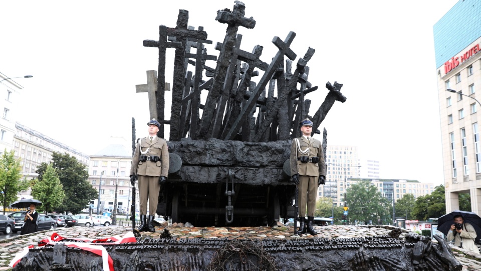 Uroczystości upamiętniające ofiary Operacji Polskiej NKWD w latach 1937-1938 odbyły się przed Pomnikiem Poległym i Pomordowanym na Wschodzie, 11 bm. w Warszawie. Fot. PAP/Rafał Guz