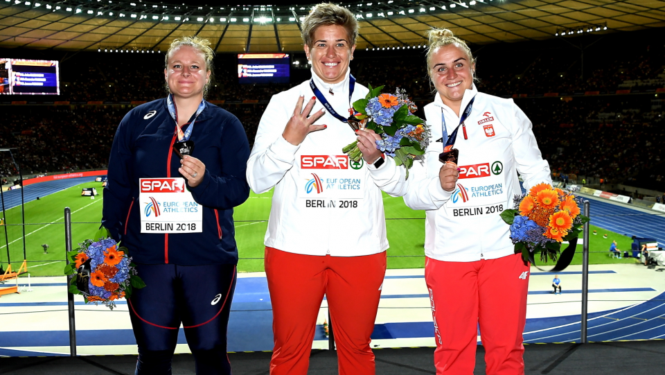 Na zdjęciu od prawej Joanna Fiodorow i Anita Włodarczyk, odpowiednio brązowa i złota medalistka lekkoatletycznych ME 2018 w Berlinie w rzucie młotem. Fot. PAP/EPA/CLEMENS BILAN