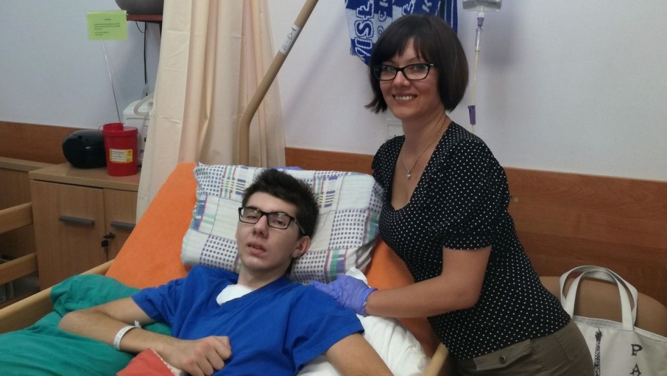 19-letni Oktawian z Płocka również trafił do toruńskiej fundacji po ciężkim wypadku (na zdjęciu z mamą)/fot. Michał Zaręba
