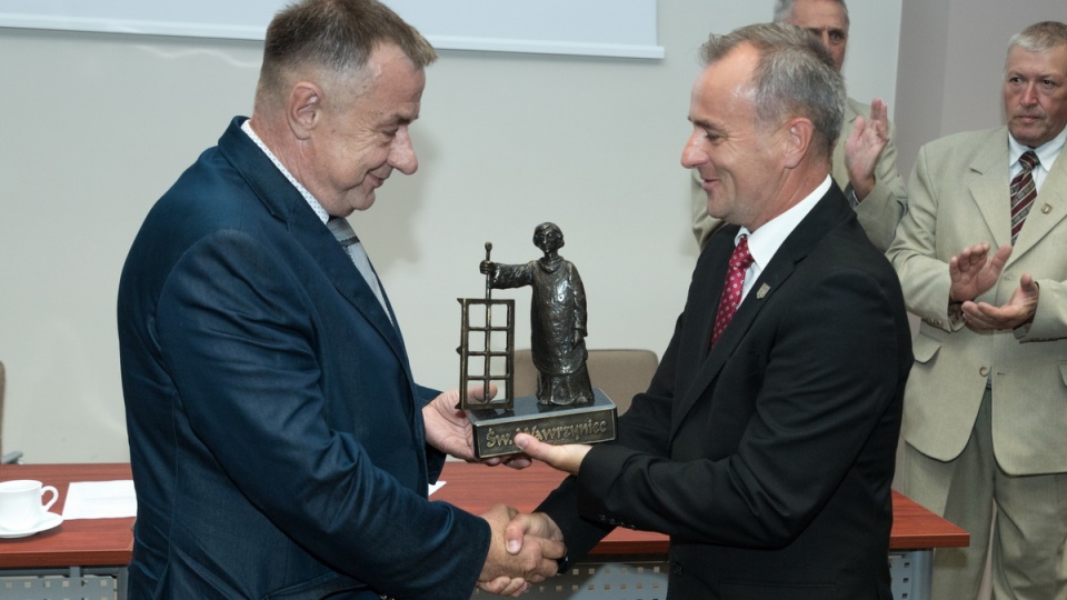 Janusz Tomas (z lewej) odbiera Nagrodę Świętego Wawrzyńca/fot. Materiały Urzędu Gminy