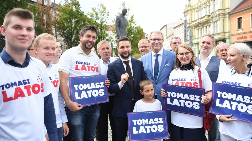 Minister Patryk Jaki wraz posłem Tomaszem Latosem i gronem działaczy PiS spacerowali dzisiaj ulicami Bydgoszczy. Fot. PAP/Tytus Żmijewski