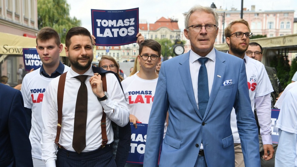 Minister Patryk Jaki wraz posłem Tomaszem Latosem i gronem działaczy PiS spacerowali dzisiaj ulicami Bydgoszczy. Fot. PAP/Tytus Żmijewski