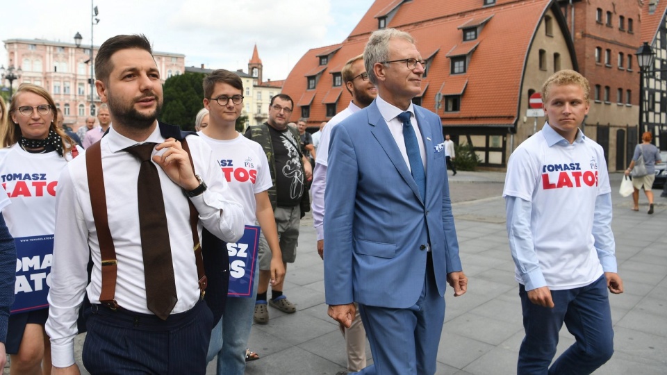 Minister Patryk Jaki wraz posłem Tomaszem Latosem i gronem działaczy PiS spacerowali dzisiaj ulicami Bydgoszczy. Fot. PAP/Tytus Żmijewski