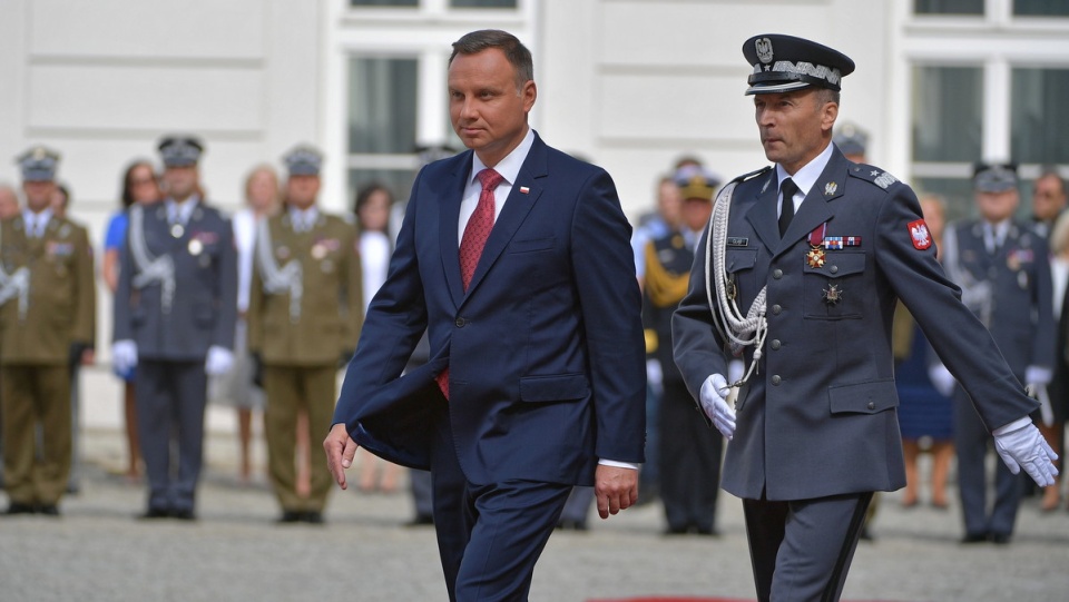 Prezydent RP, zwierzchnik Sił Zbrojnych Andrzej Duda oraz dowódca Garnizonu Warszawa gen. brygady Robert Głąb podczas uroczystości wręczenia nominacji generalskich, nominacji admiralskiej i odznaczeń państwowych/fot.Marcin Obara, PAP