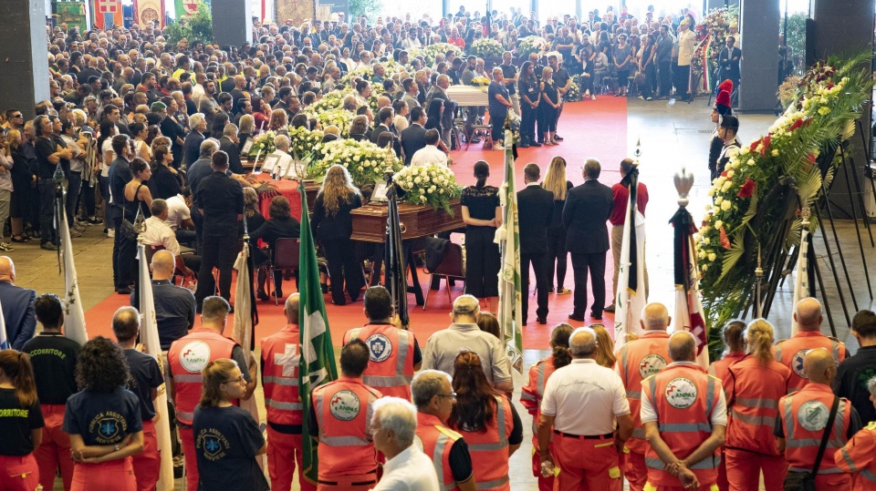W Genui odbyły się w sobotę państwowe uroczystości pogrzebowe 19 z 41 potwierdzonych dotychczas ofiar zawalenia się wiaduktu w tym mieście. Fot. PAP/EPA
