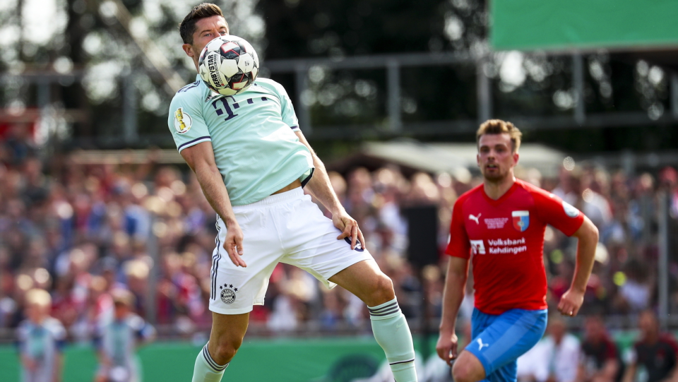 Na zdjęciu od lewej Robert Lewandowski podczas meczu Bayernu Monachium w 1. rundzie Pucharu Niemiec 2018/2019. Fot. PAP/EPA/SRDJAN SUKI