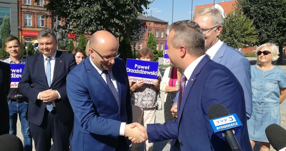 Uroczyście i z poparciem Paweł Drzażdżewski rozpoczął w centrum Gniewkowa walkę o fotel burmistrza. Fot. Michał Zaręba