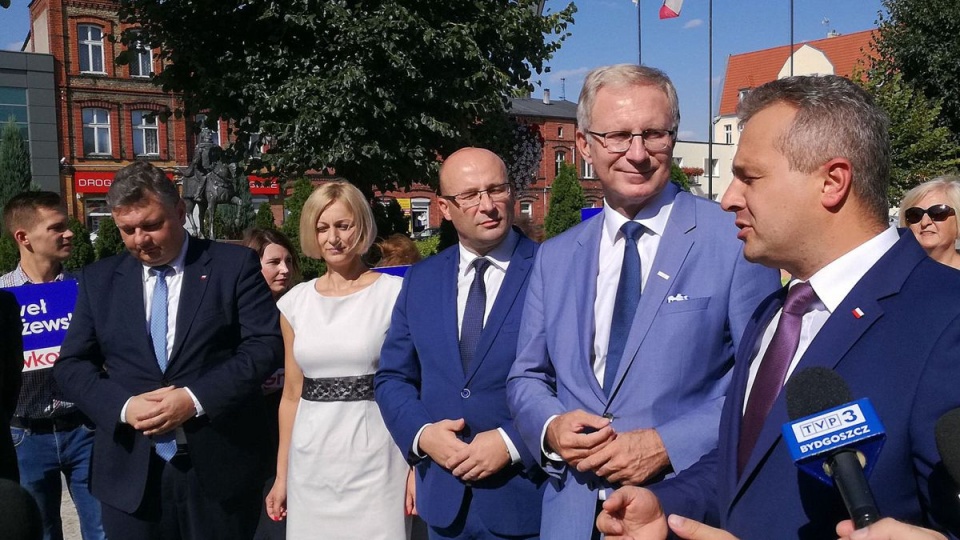 Uroczyście i z poparciem Paweł Drzażdżewski rozpoczął w centrum Gniewkowa walkę o fotel burmistrza. Fot. Michał Zaręba