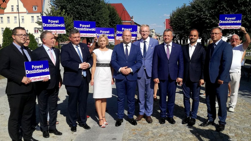 Uroczyście i z poparciem Paweł Drzażdżewski rozpoczął w centrum Gniewkowa walkę o fotel burmistrza. Fot. Michał Zaręba