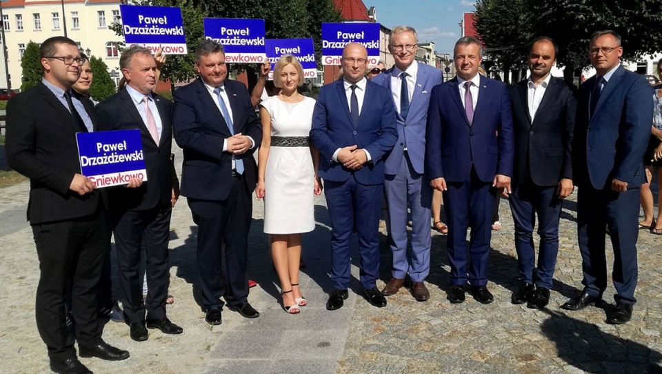 Uroczyście i z poparciem Paweł Drzażdżewski rozpoczął w centrum Gniewkowa walkę o fotel burmistrza. Fot. Michał Zaręba