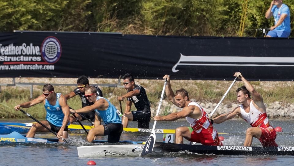 Na pierwszym planie zdjęcia Arsen Śliwiński i Michał Łubniewski podczas finałowej rywalizacji na MŚ w kajakarstwie 2018. Fot. PAP/EPA/PAULO NOVAIS