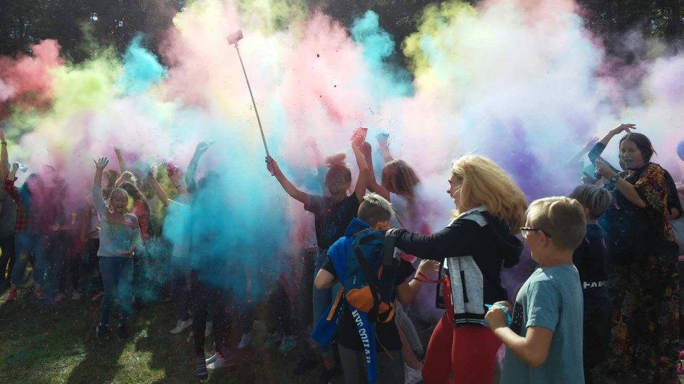 Jedną z atrakcji był Bydgoszcz Holi Festival, podczas którego uczestnicy obsypywali się kolorowymi proszkami. Fot. Damian Klich