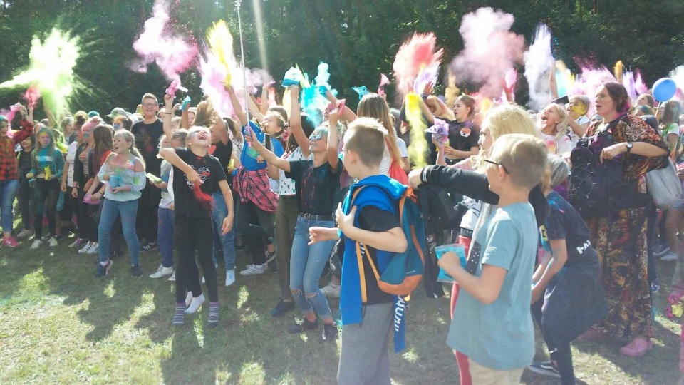 Jedną z atrakcji był Bydgoszcz Holi Festival, podczas którego uczestnicy obsypywali się kolorowymi proszkami. Fot. Damian Klich