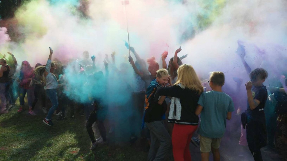 Jedną z atrakcji był Bydgoszcz Holi Festival, podczas którego uczestnicy obsypywali się kolorowymi proszkami. Fot. Damian Klich