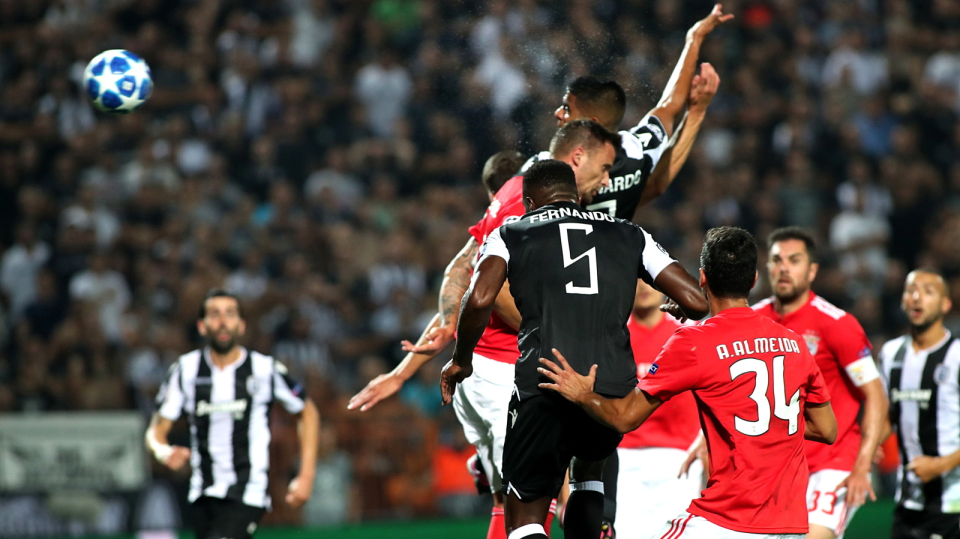 Zdjęcie z rewanżowego meczu PAOK Saloniki kontra Benfica Lizbona w 4. rundzie eliminacji piłkarskiej Ligi Mistrzów 2018/2019. Fot. PAP/EPA/SOTIRIS BARBAROUSIS