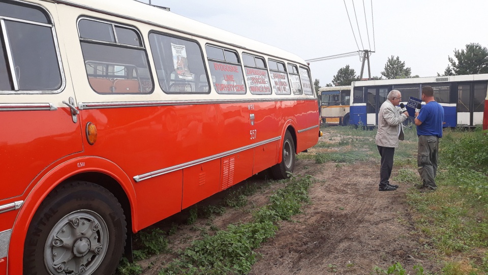 Ikarus trafi do Muzeum Komunikacji w Paterku. Na zdjęciu dziennikarz Poskiego Radia PiK Wojciech Sobociński z szefem muzeum Arturem Lemańskim/fot. Archiwum