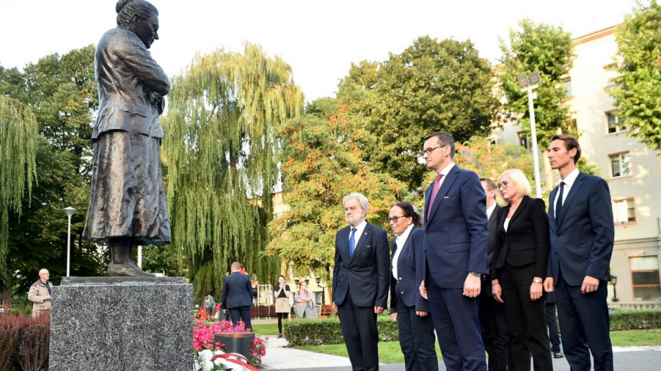 Premier Mateusz Morawiecki złożył kwiaty przed pomnikiem Anny Walentynowicz w Gdańsku. Fot. PAP/Marcin Gadomski
