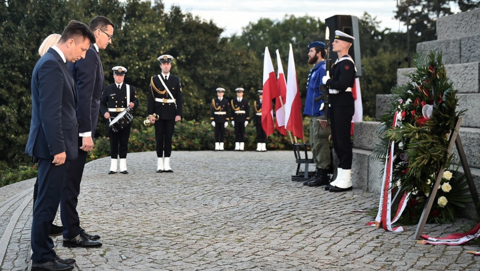 Premier Mateusz Morawiecki i Szef Kancelarii Prezesa Rady Ministrów Michał Dworczyk przed Pomnikiem Obrońców Wybrzeża na Westerplatte. Fot. PAP/Marcin Gadomski