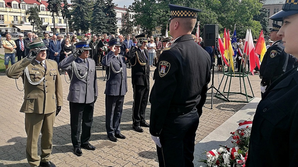 Podczas uroczystości miejskich przed Pomnikiem Żołnierza Polskiego we Włocławku, miejscowi policjanci uczcili 79. rocznicę wybuchu II wojny światowej. Fot. KMP we Włocławku