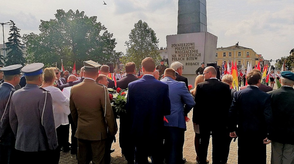 Podczas uroczystości miejskich przed Pomnikiem Żołnierza Polskiego we Włocławku, miejscowi policjanci uczcili 79. rocznicę wybuchu II wojny światowej. Fot. KMP we Włocławku