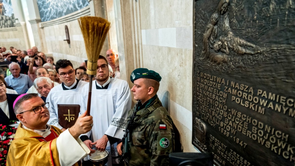 Biskup toruński Wiesław Śmigiel podczas odsłonięcia tablicy upamiętniającej ofiary rzezi wołyńskiej. Fot. PAP/Tytus Żmijewski