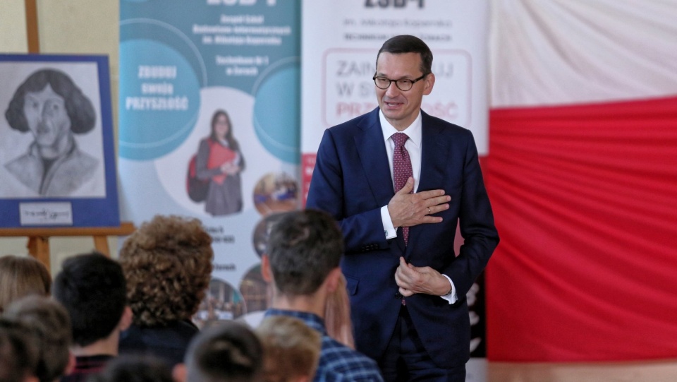 Premier Mateusz Morawiecki (C) podczas rozpoczęcia roku szkolnego 2018/2019 w Zespole Szkół Budowlano-Informatycznych im. Mikołaja Kopernika w Żorach. Fot. PAP/Andrzej Grygiel