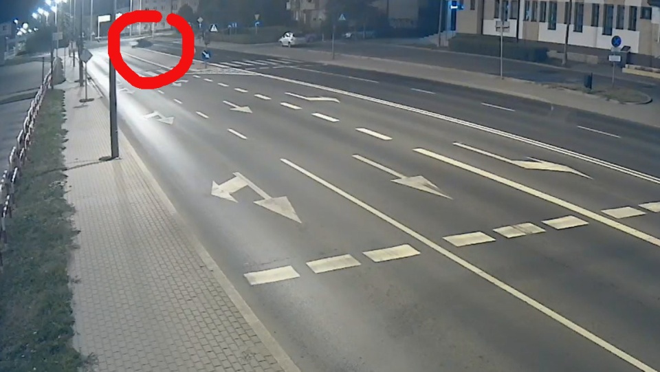 Na ul. Piłsudskiego w Grudziądzu pędzący volkswagenem młody kierowca stracił panowanie nad pojazdem. Fot. Policja