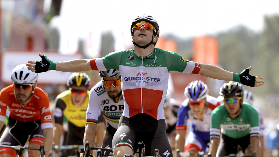 Na zdjęciu Elia Viviani, triumfator 10. etapu Vuelta a Espana 2018. Fot. PAP/EPA/MANUEL BRUQUE